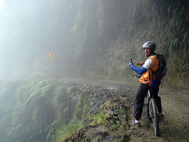 Bajar en bici sobrel el Camino de Muerte